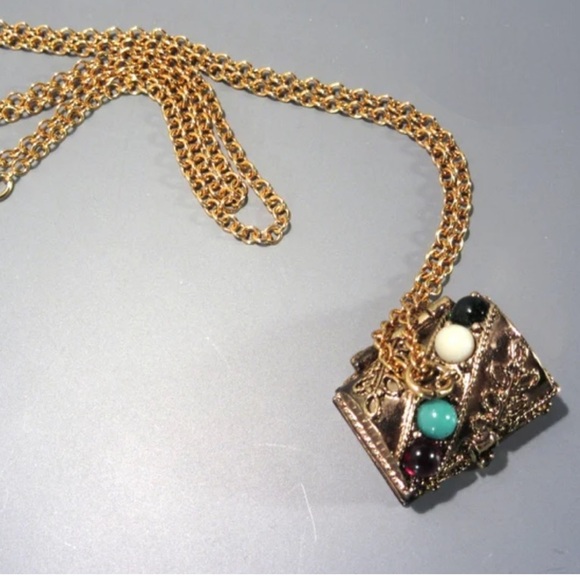 Vintage Avon 1974 Queen's Ransom Pill Box Treasure Chest Charm Necklace - Picture 3 of 6